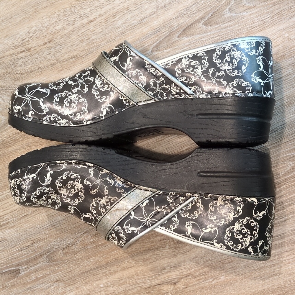 Sanita Black and ⚫🔲 White with Floral Design Clogs Women's size 42 Euro (12 US) - Picture 5 of 12